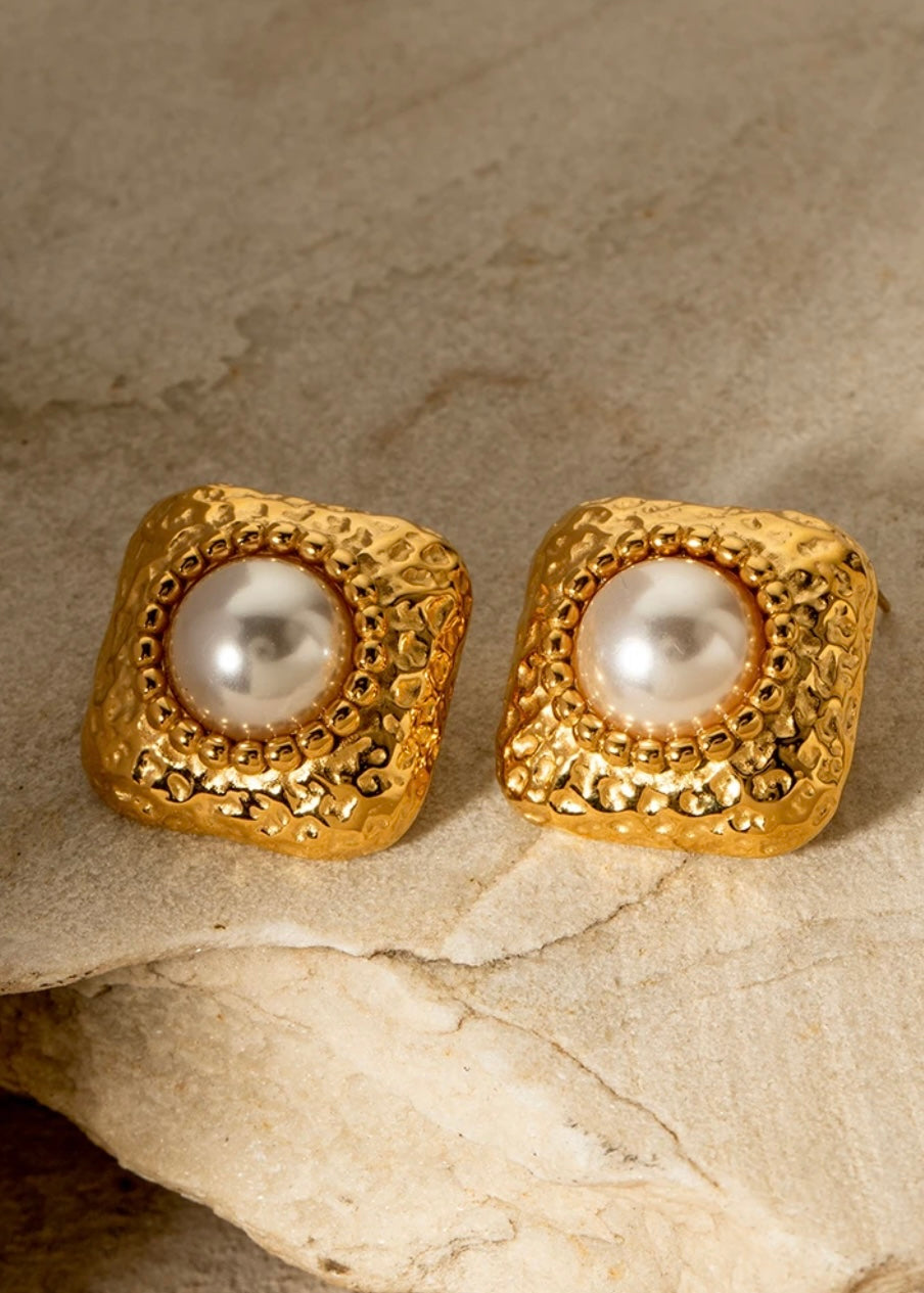Hammered Gold and Pearl Stud Earring non Tarnish 18k Gold plated
