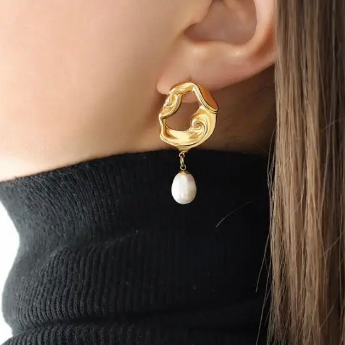 Gold Swirl Freshwater pearl Earring