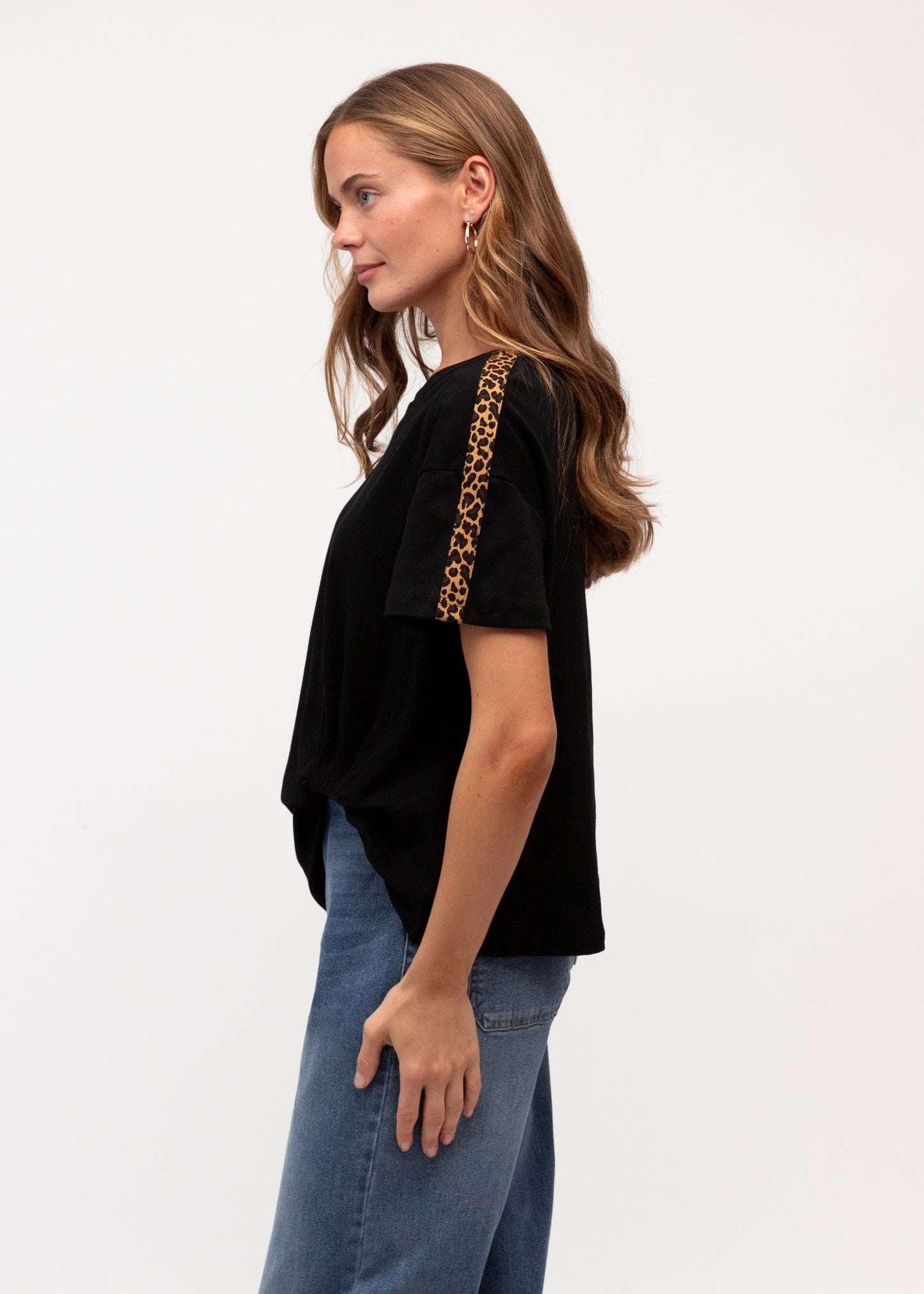 Leopard Trim Tuck Tee | Black